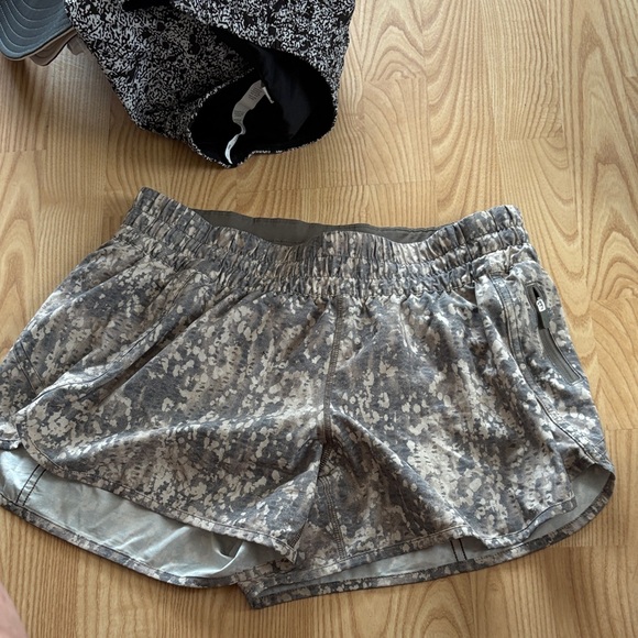 Lululemon Women's Gray Patterned Shorts - Picture 1 of 3